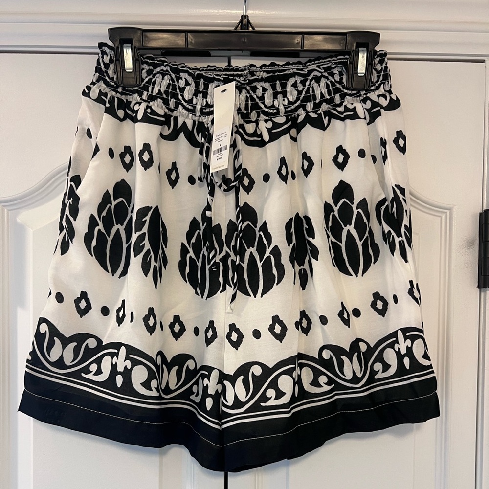 NWT! Gorgeous black & white shorts